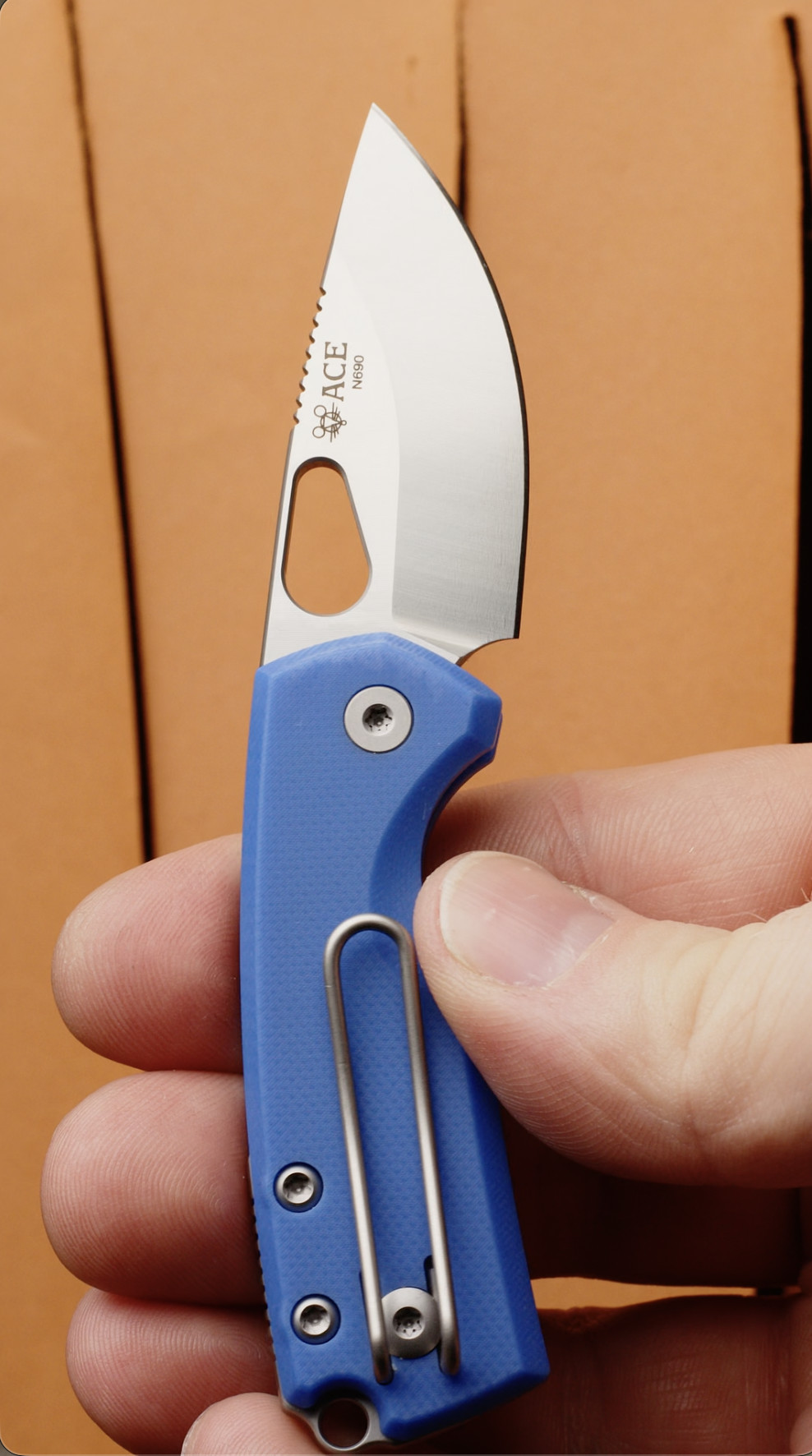 Coltello tascabile manico blu piega